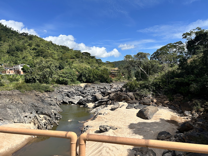 O que está acontecendo com o Rio Santo Antônio em Joanésia?