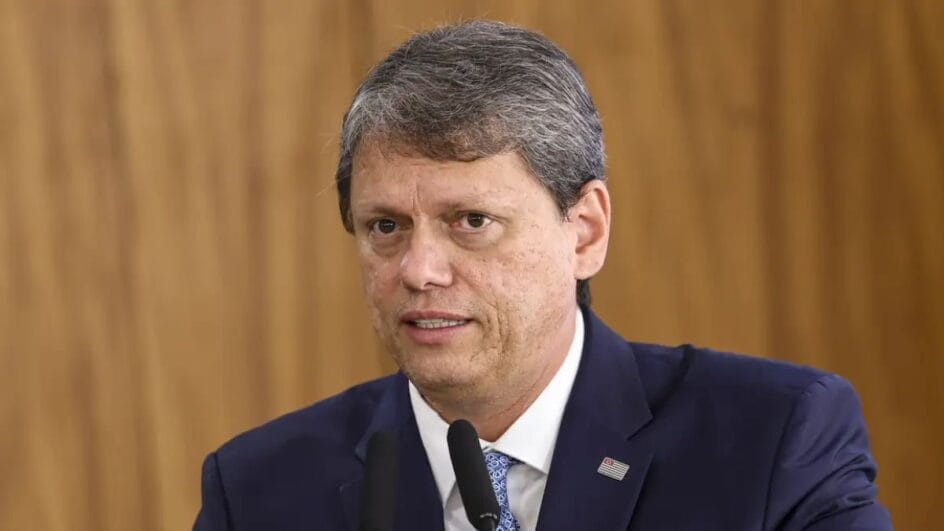 Tarcísio sabia do esquema do PCC com combustíveis e usinas há mais de um ano e nada fez