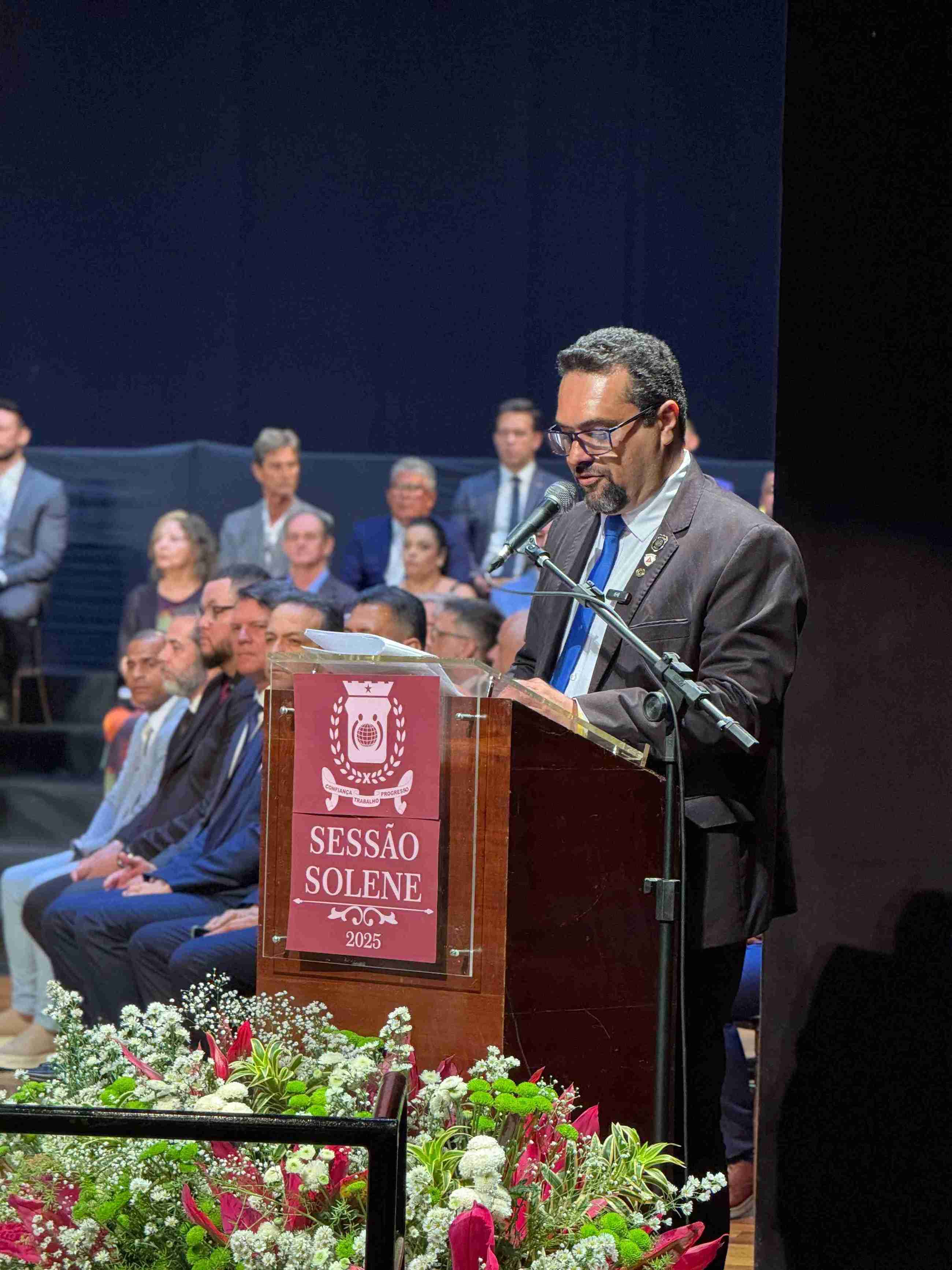 Presidente do Legislativo celebra contribuições de cidadãos em sessão solene