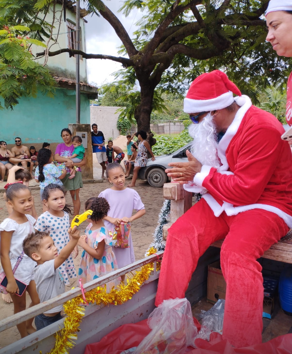 Natal Solidário do Nem Construtor leva alegria a mais de 250 crianças em bairros  da cidade.